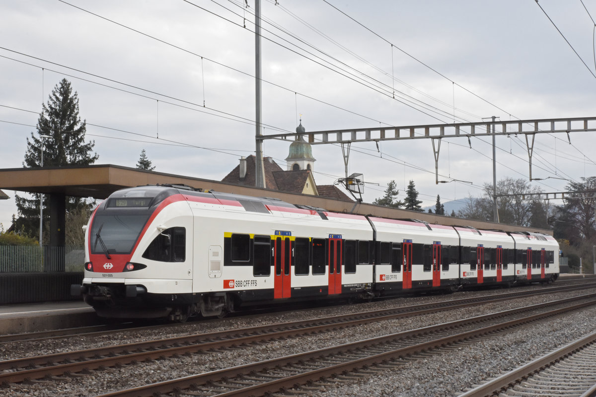 RABe 521 025, auf der S29, wartet beim Bahnhof Rupperswil. Die Aufnahme stammt vom 17.01.2020.