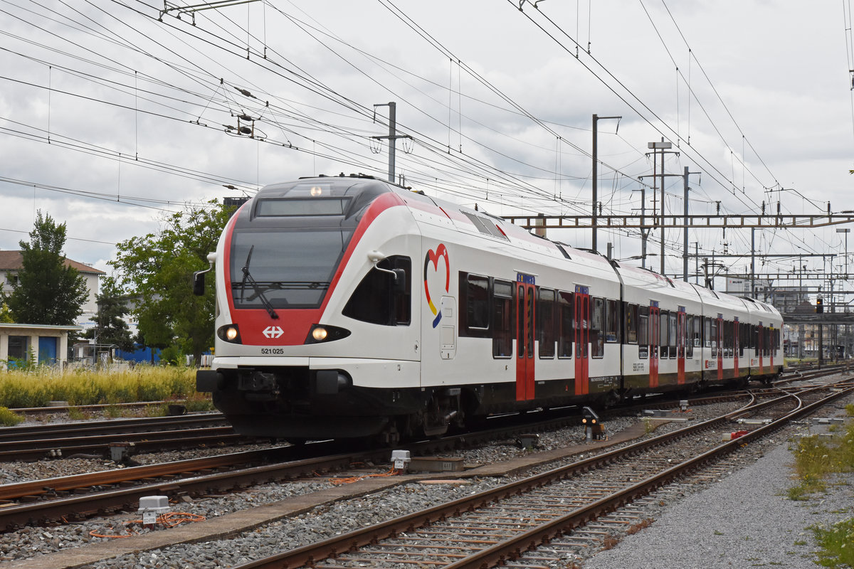 RABe 521 025, auf der S3, verlässt den Bahnhof Pratteln. Die Aufnahme stammt vom 15.07.2020.