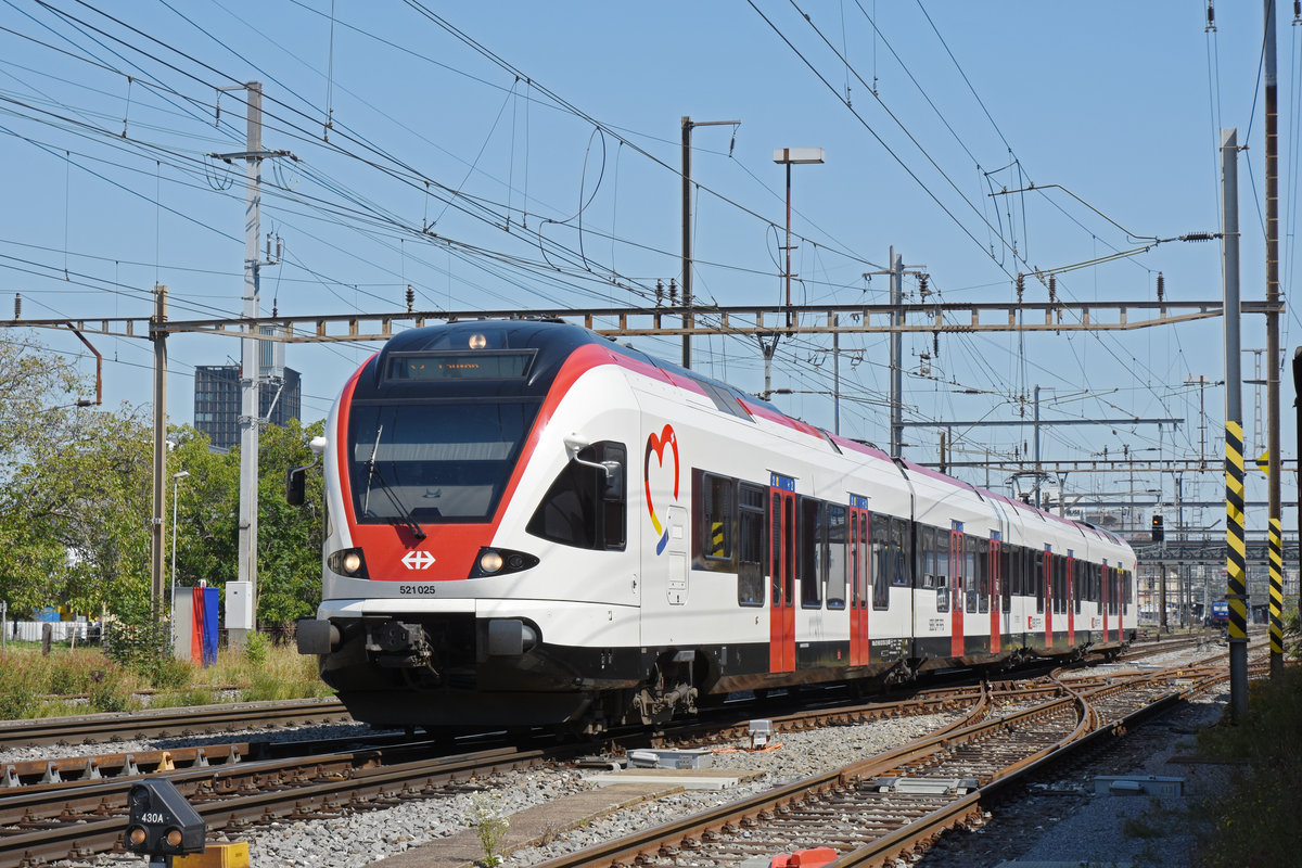 RABe 521 025, auf der S3, verlässt den Bahnhof Pratteln. Die Aufnahme stammt vom 21.08.2020.