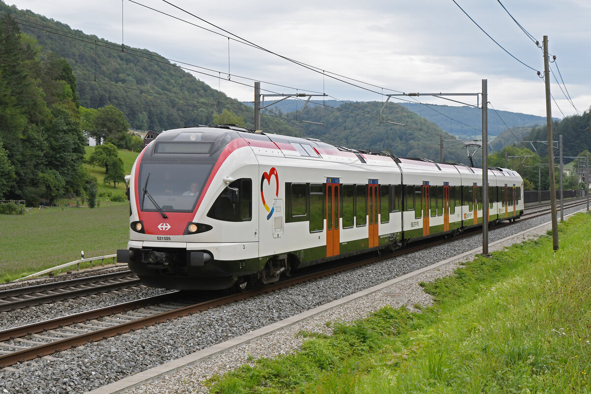 RABe 521 025, auf der S3, fährt am 27.07.2023 Richtung Bahnhof Gelterkinden.