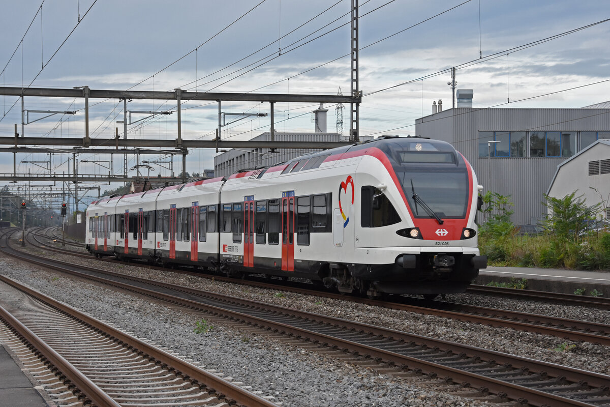 RABe 521 026, auf der S26, durchfährt am 21.09.2023 den Bahnhof Rupperswil.