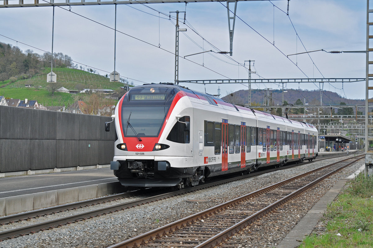 RABe 521 026, auf der S3, verlässt den Bahnhof Gelterkinden. Die Aufnahme stammt vom 14.04.2018.