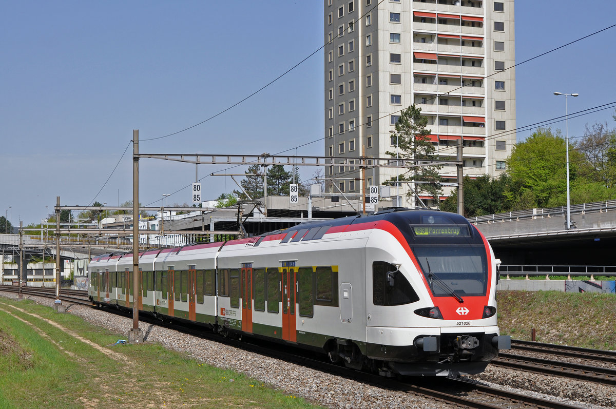 RABe 521 026, auf der S3, fährt Richtung Bahnhof SBB. Die Aufnahme stammt vom 15.04.2018.