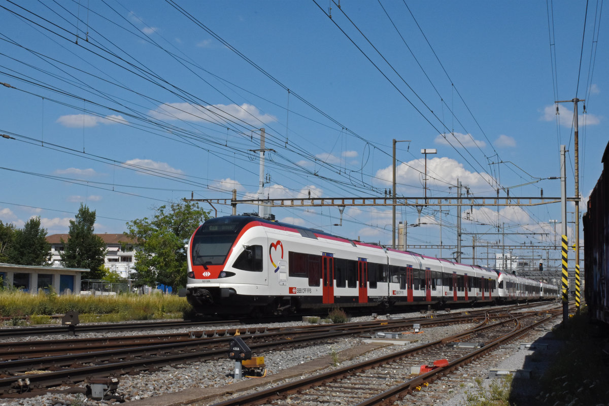 RABe 521 026, auf der S3, fährt beim Bahnhof Pratteln ein. Die Aufnahme stammt vom 20.07.2020.