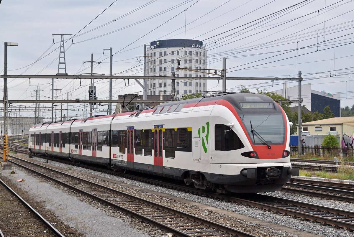 RABe 521 026, auf der S3, verlässt den Bahnhof Pratteln. Die Aufnahme stammt vom 04.09.2016.
