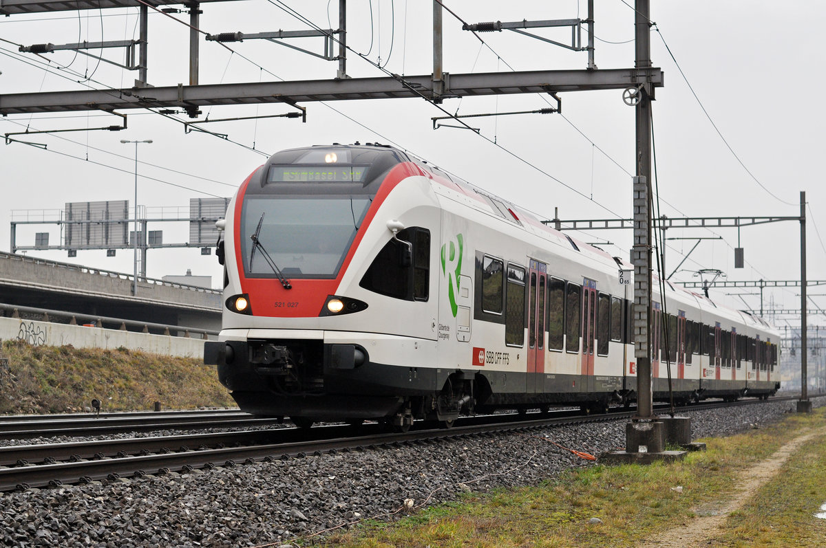 RABe 521 027, auf der S1, fährt Richtung Bahnhof SBB. Die Aufnahme stammt vom 19.12.2017.
