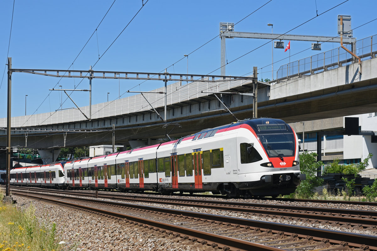 RABe 521 027, auf der S1, fährt Richtung Bahnhof Muttenz. Die Aufnahme stammt vom 29.06.2019.