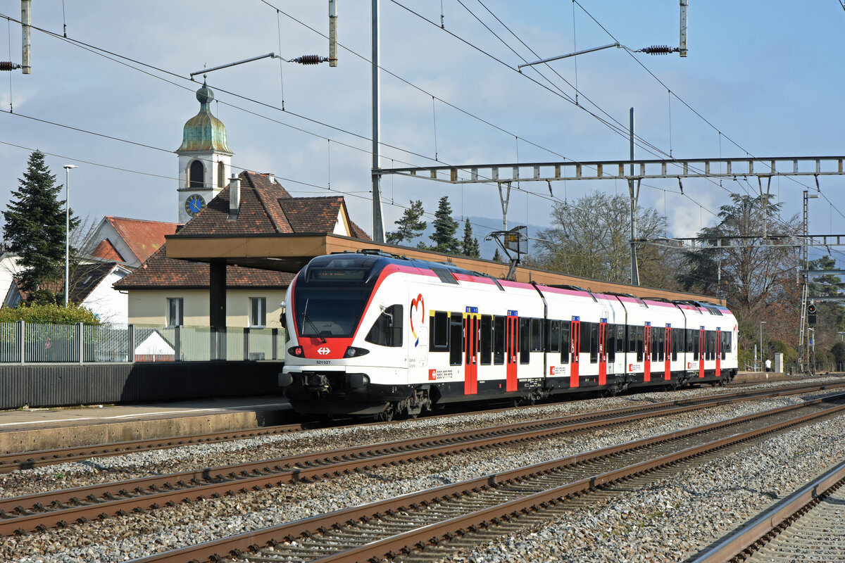 RABe 521 027, auf der S23, wartet beim Bahnhof Rupperswil. Die Aufnahme stammt vom 04.02.2022.