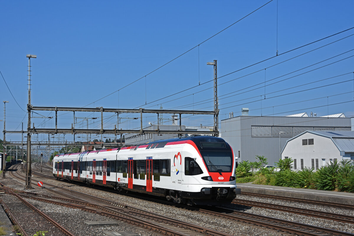 RABe 521 027, auf der S26, durchfährt den Bahnhof Rupperswil. Die Aufnahme stammt vom 25.07.2022.