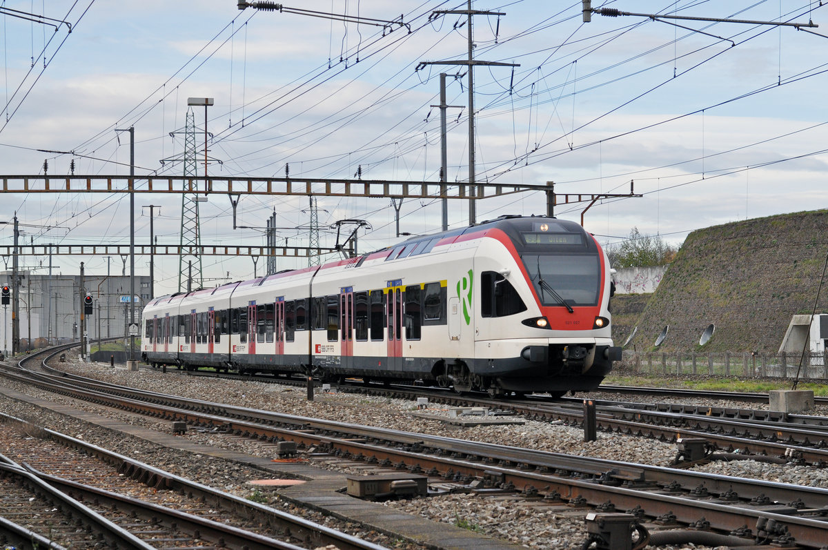 RABe 521 027, auf der S3, fährt zum Bahnhof Pratteln. Die Aufnahme stammt vom 21.11.2017.
