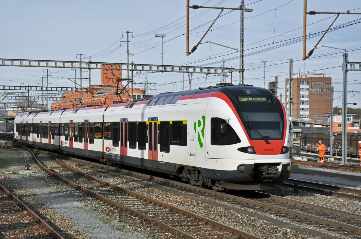 RABe 521 027 auf der S3 fährt beim Bahnhof Muttenz ein. Die Aufnahme stammt vom 22'12.2014.