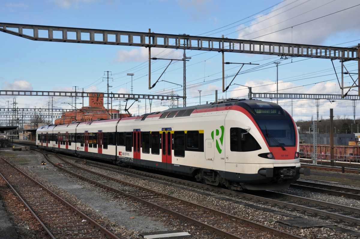 RABe 521 028 auf der S1 fährt in den Bahnhof Muttenz ein. Die Aufnahme stamm vom 09.02.2014.