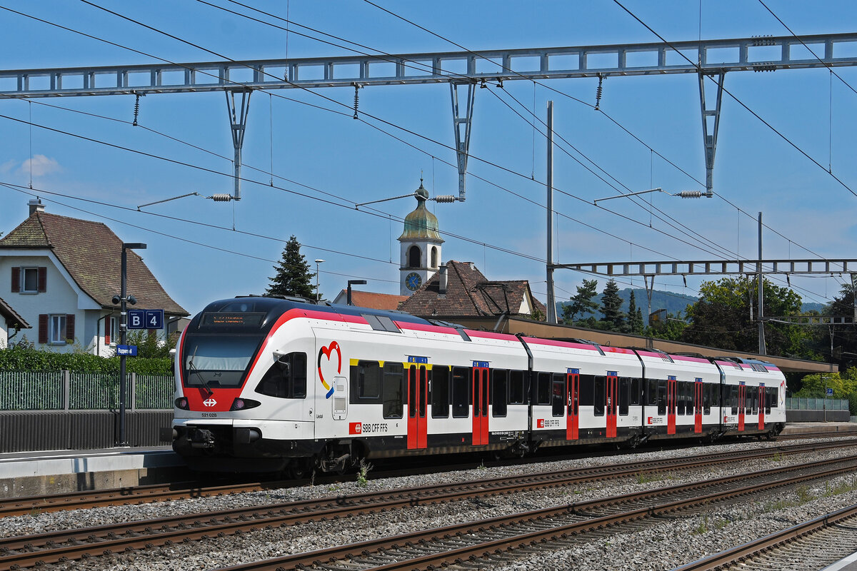 RABe 521 028, auf der S23, wartet am 12.08.2024 beim Bahnhof Rupperswil.