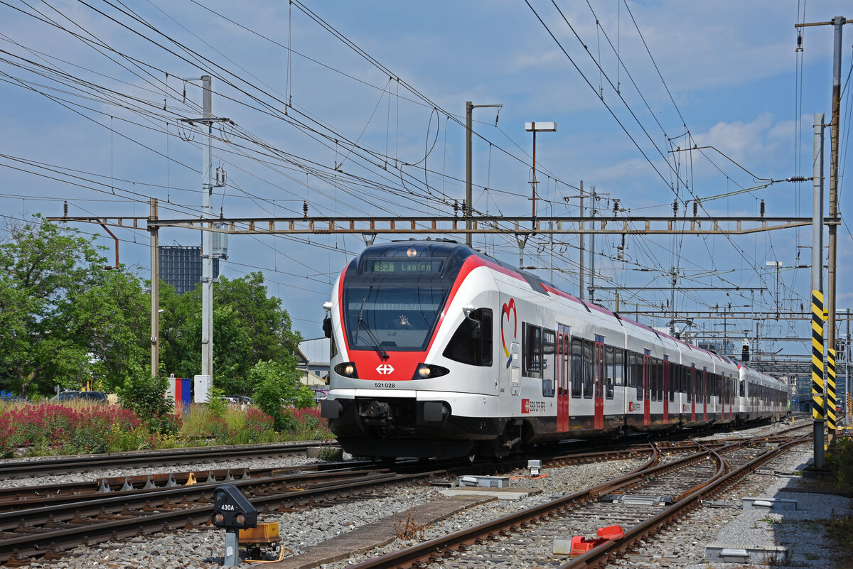 RABe 521 028, auf der S3, verlässt den Bahnhof Pratteln. Die Aufnahme stammt vom 11.06.2021.