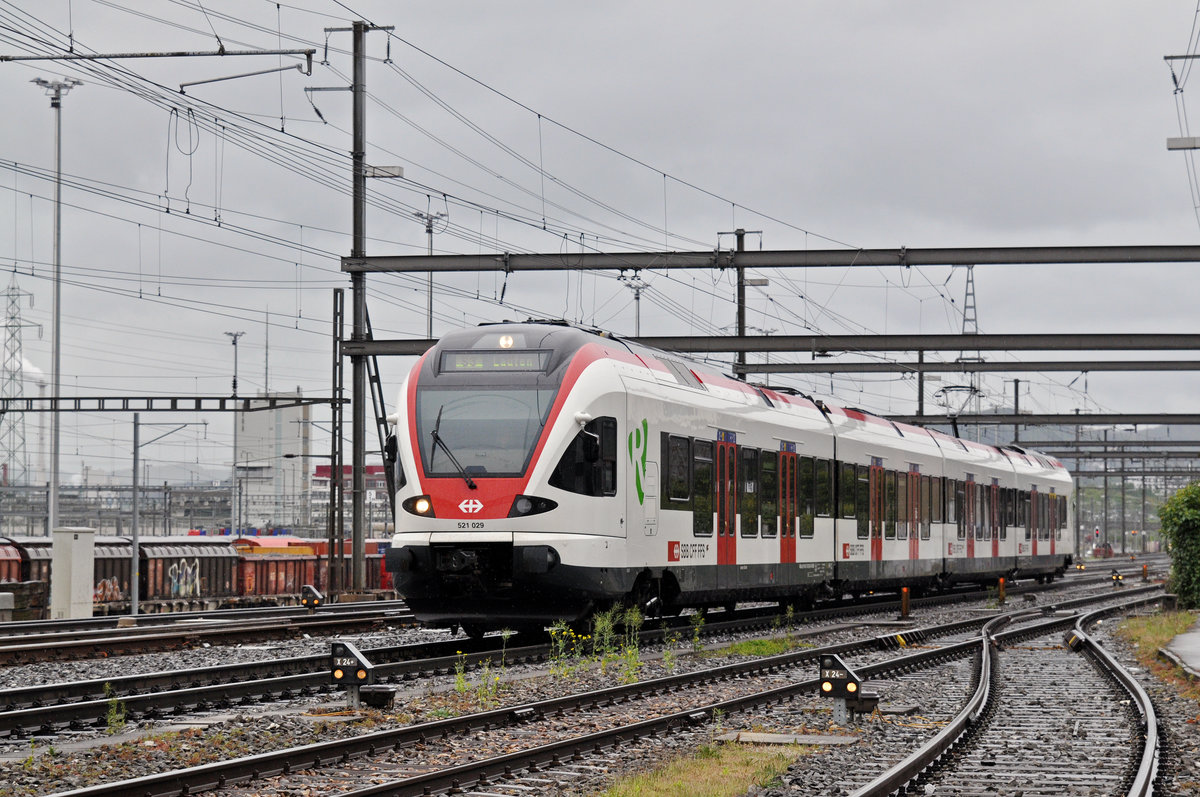 RABe 521 029, auf der S3, fährt bei regnerischem Wetter zum Bahnhof Muttenz. Die Aufnahme stammt vom 01.05.2017.