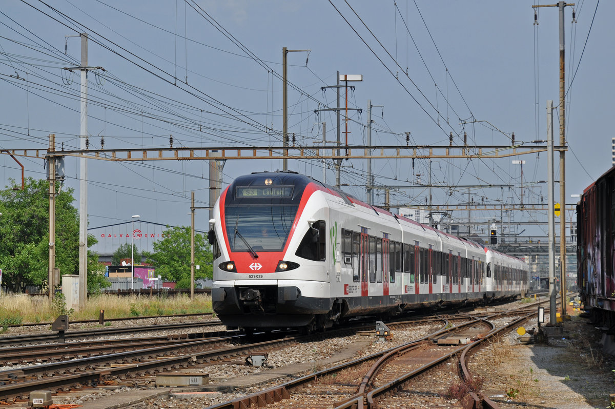 RABe 521 029, auf der S3, verlässt den Bahnhof Pratteln. Die Aufnahme stammt vom 23.06.2017.