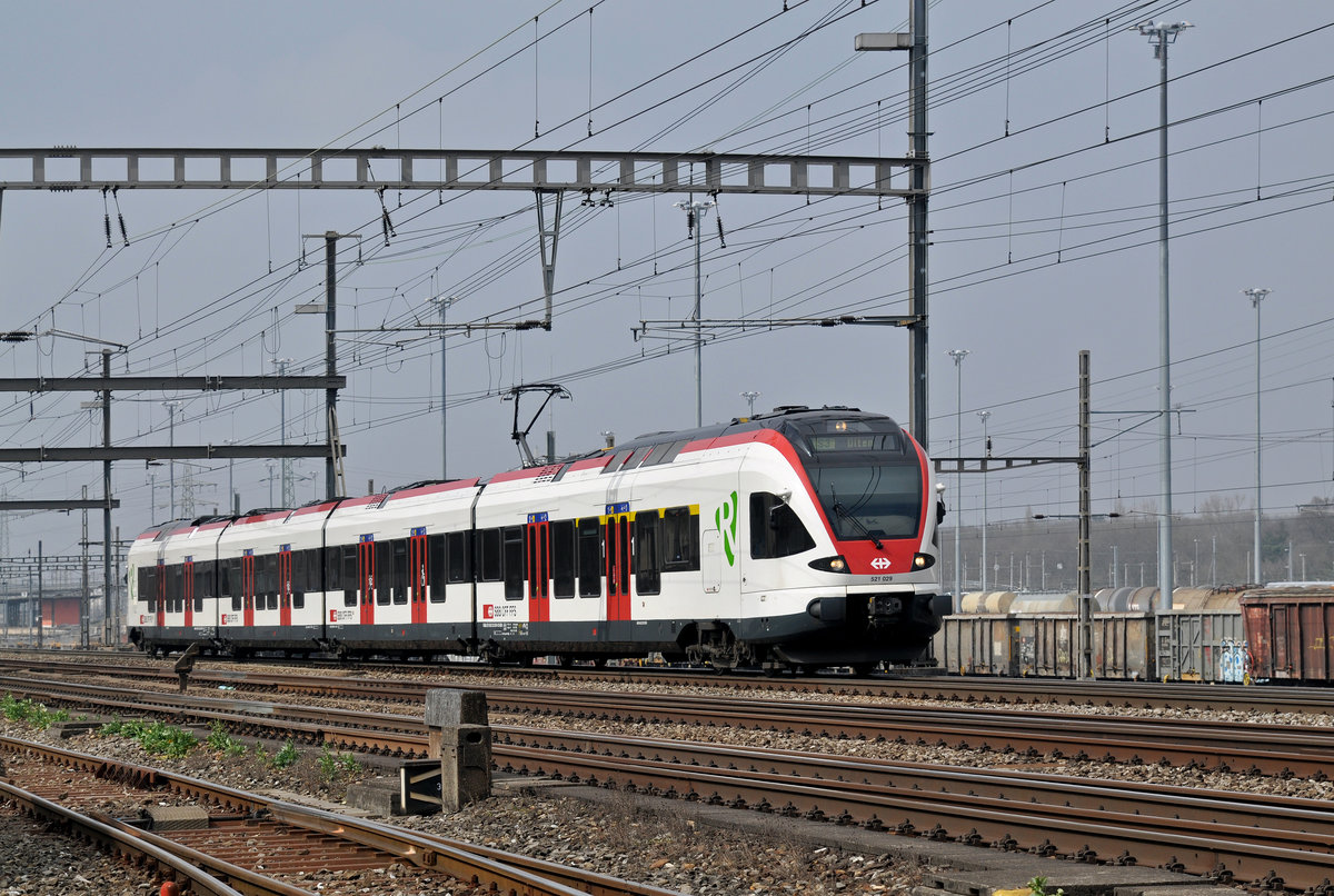 RABe 521 029, auf der S3, verlässt den Bahnhof Muttenz. Die Aufnahme stammt vom 21.03.2016.