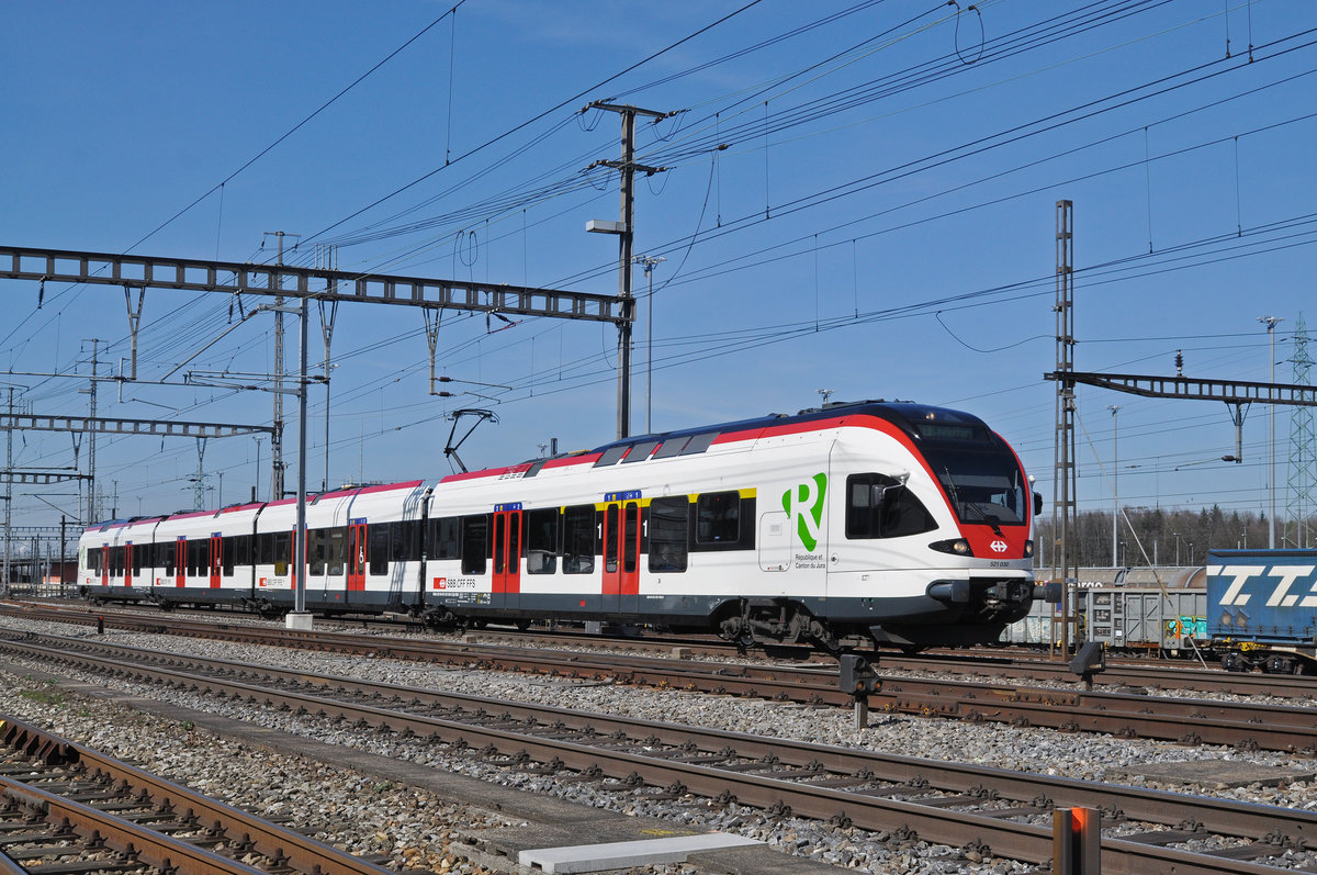 RABe 521 030, auf der S1, verlässt den Bahnhof Muttenz. Die Aufnahme stammt vom 10.03.2017.