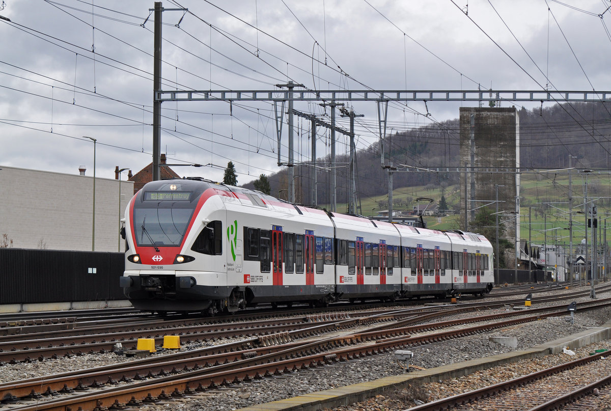 RABe 521 030, auf der S3, fährt zum Bahnhof Sissach. Die Aufnahme stammt vom 06.03.2017.