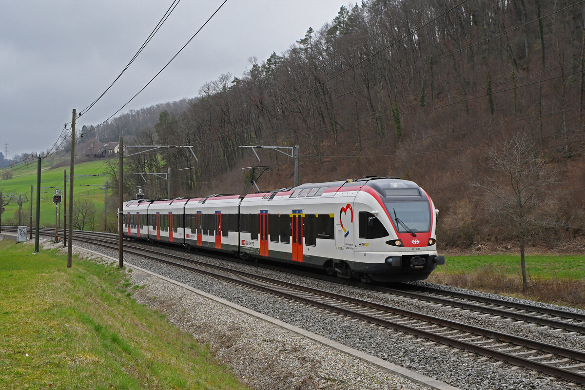 RABe 521 030, auf der S3, fährt am 04.03.2024 Richtung Bahnhof Tecknau.