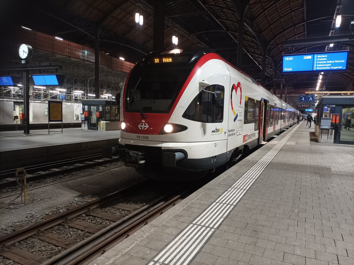 RABe 521 030 mit 016 als S1 nach Frick am 26.11.2021 in Basel SBB 