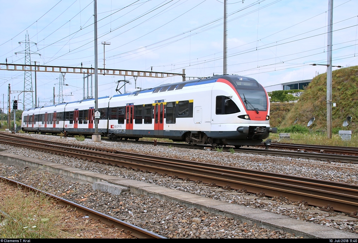RABe 521 035 (Stadler FLIRT) der Regio-S-Bahn Basel (SBB) als S3 von Delémont (CH) nach Olten (CH) erreicht den Bahnhof Pratteln (CH).
Aufgenommen von der Güterstrasse.
[10.7.2018 | 11:40 Uhr]