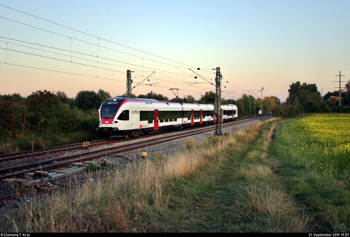 RABe 521 201  Konstanz  (Stadler FLIRT) der SBB GmbH (SBB) als SBB87706  Seehas  von Konstanz nach Engen fährt nach Sonnenuntergang in Engen-Welschingen auf der Bahnstrecke Offenburg–Singen (Schwarzwaldbahn (Baden) | KBS 720).
[21.9.2019 | 19:07 Uhr]