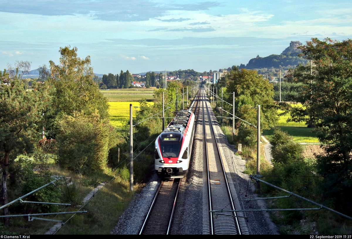 RABe 521 201  Konstanz  (Stadler FLIRT) der SBB GmbH (SBB) als SBB87700  Seehas  von Konstanz nach Engen fährt in Engen-Welschingen auf der Bahnstrecke Offenburg–Singen (Schwarzwaldbahn (Baden) | KBS 720).
Aufgenommen von einer Brücke.
[22.9.2019 | 17:37 Uhr]