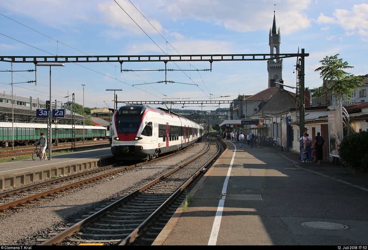RABe 521 202 und RABe 521 ??? (Stadler FLIRT) der SBB GmbH (SBB) als SBB87704  Seehas  nach Engen stehen in ihrem Startbahnhof Konstanz auf Gleis 2a.
[12.7.2018 | 17:52 Uhr]