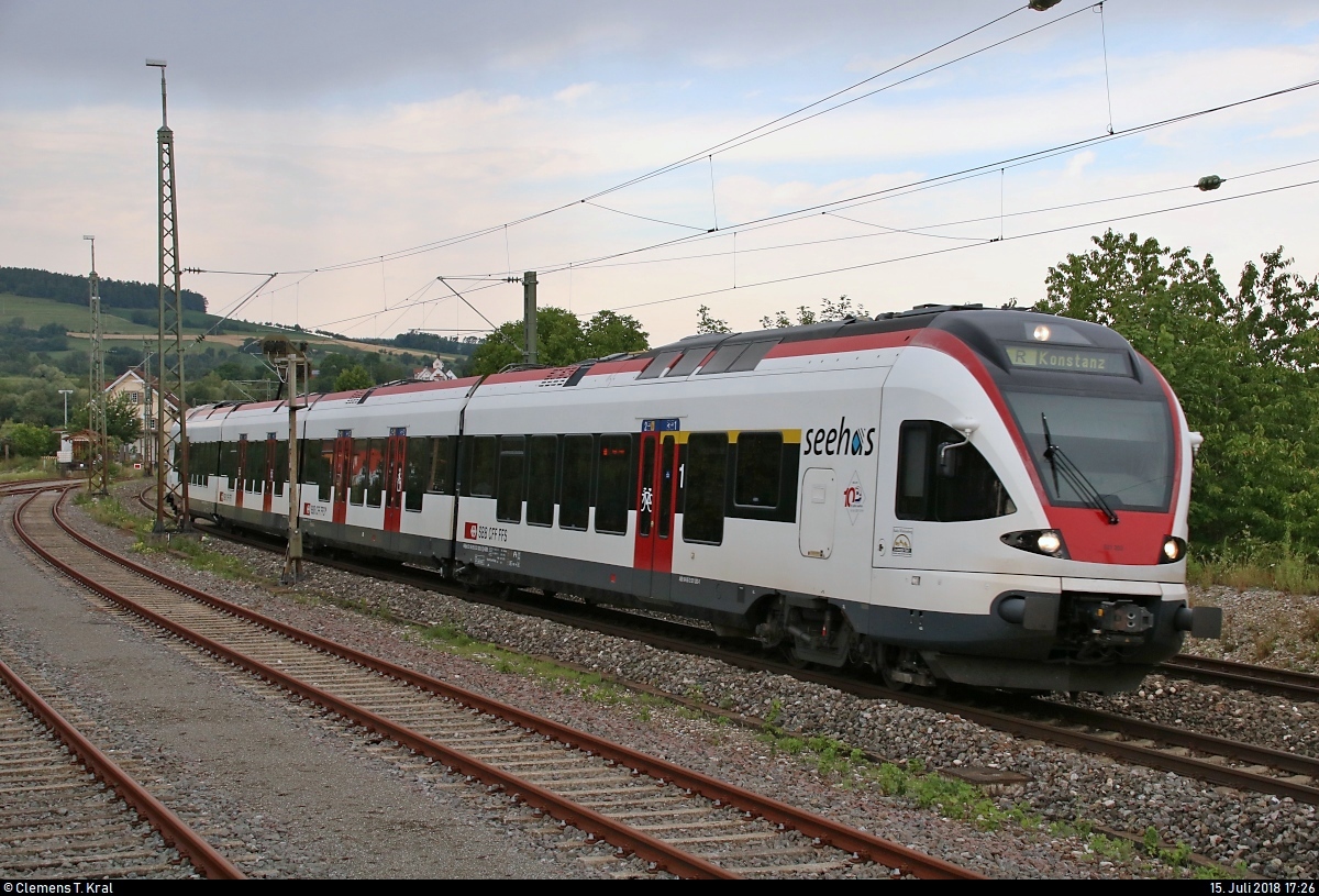 RABe 521 203 (Stadler FLIRT) der SBB GmbH (SBB) als SBB87699  Seehas  von Engen nach Konstanz verlässt den Bahnhof Welschingen-Neuhausen auf der Bahnstrecke Offenburg–Singen (Schwarzwaldbahn (Baden) | KBS 720).
Nochmals freundliche Grüße an den Tf!
[15.7.2018 | 17:26 Uhr]