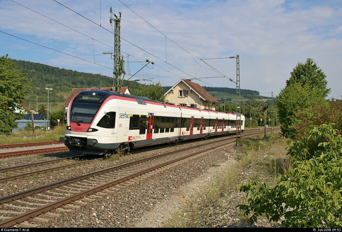 RABe 521 204 (Stadler FLIRT) der SBB GmbH (SBB) als SBB87669  Seehas  von Engen nach Konstanz verlässt den Bahnhof Welschingen-Neuhausen auf der Bahnstrecke Offenburg–Singen (Schwarzwaldbahn (Baden) | KBS 720).
[15.7.2018 | 9:53 Uhr]