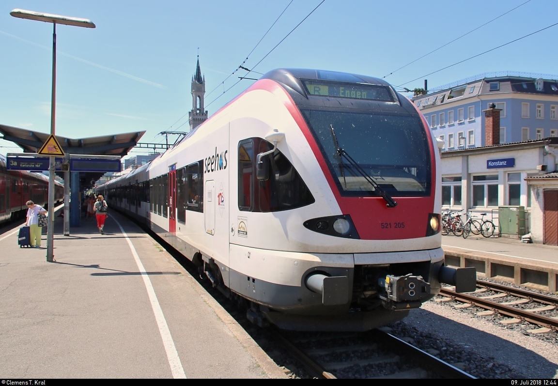 RABe 521 205 und RABe 521 207 (Stadler FLIRT) der SBB GmbH (SBB) als SBB87684  Seehas  nach Engen stehen in ihrem Startbahnhof Konstanz auf Gleis 2a.
(verbesserte Version; nach erneuter Ausrichtung und Entfernung von Verzeichnungen ist der Lampenmast wohl tatsächlich schief)
[9.7.2018 | 12:44 Uhr]