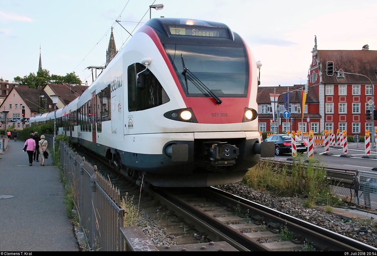 RABe 521 205 (Stadler FLIRT) der SBB GmbH (SBB) als SBB87716  Seehas  von Konstanz nach Singen(Hohentwiel) überquert die Alte Rheinbrücke in Konstanz auf der Bahnstrecke Basel Bad Bf–Konstanz (Hochrheinbahn | KBS 720).
[9.7.2018 | 20:54 Uhr]