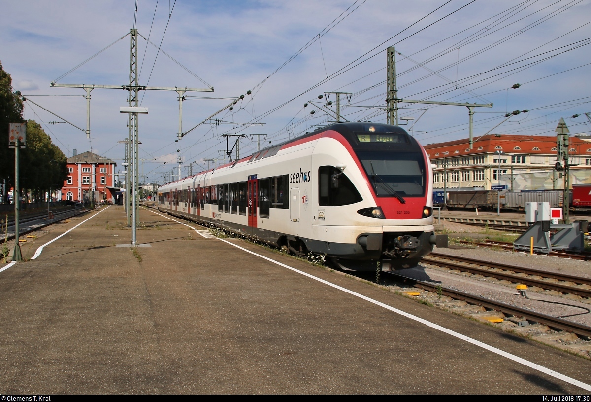 RABe 521 205 (Stadler FLIRT) der SBB GmbH (SBB) als SBB87700  Seehas  von Konstanz nach Engen verlässt den Bahnhof Singen(Hohentwiel) auf Gleis 1.
[14.7.2018 | 17:30 Uhr]