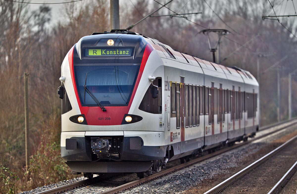 RABe 521 206 Seehas fährt in Hegne als R nach Konstanz vorüber.Bild vom 5.12.2016