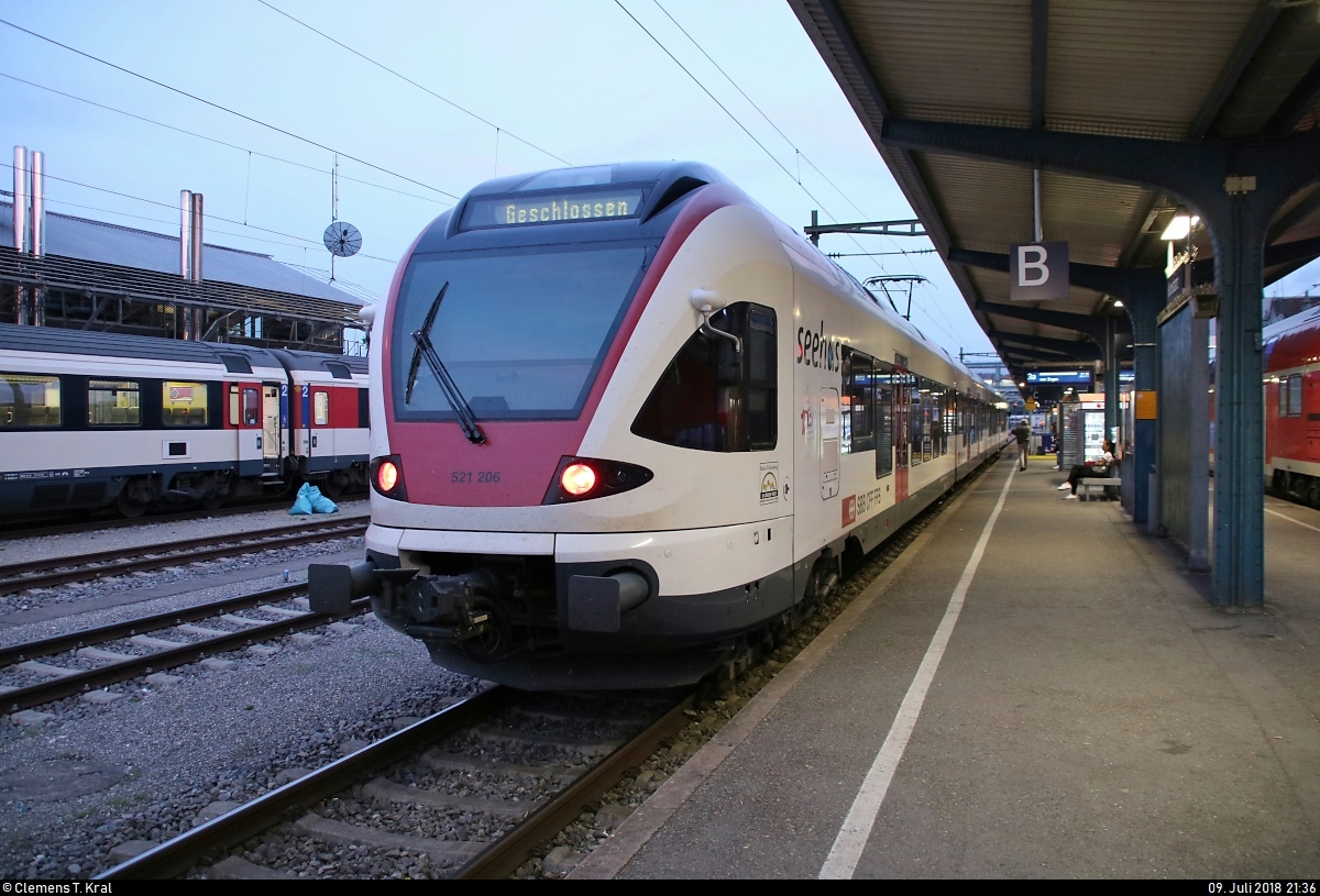 RABe 521 206 (Stadler FLIRT) der SBB GmbH (SBB) als SBB87713  Seehas  von Engen steht in seinem Endbahnhof Konstanz auf Gleis 3a.
[9.7.2018 | 21:36 Uhr]
