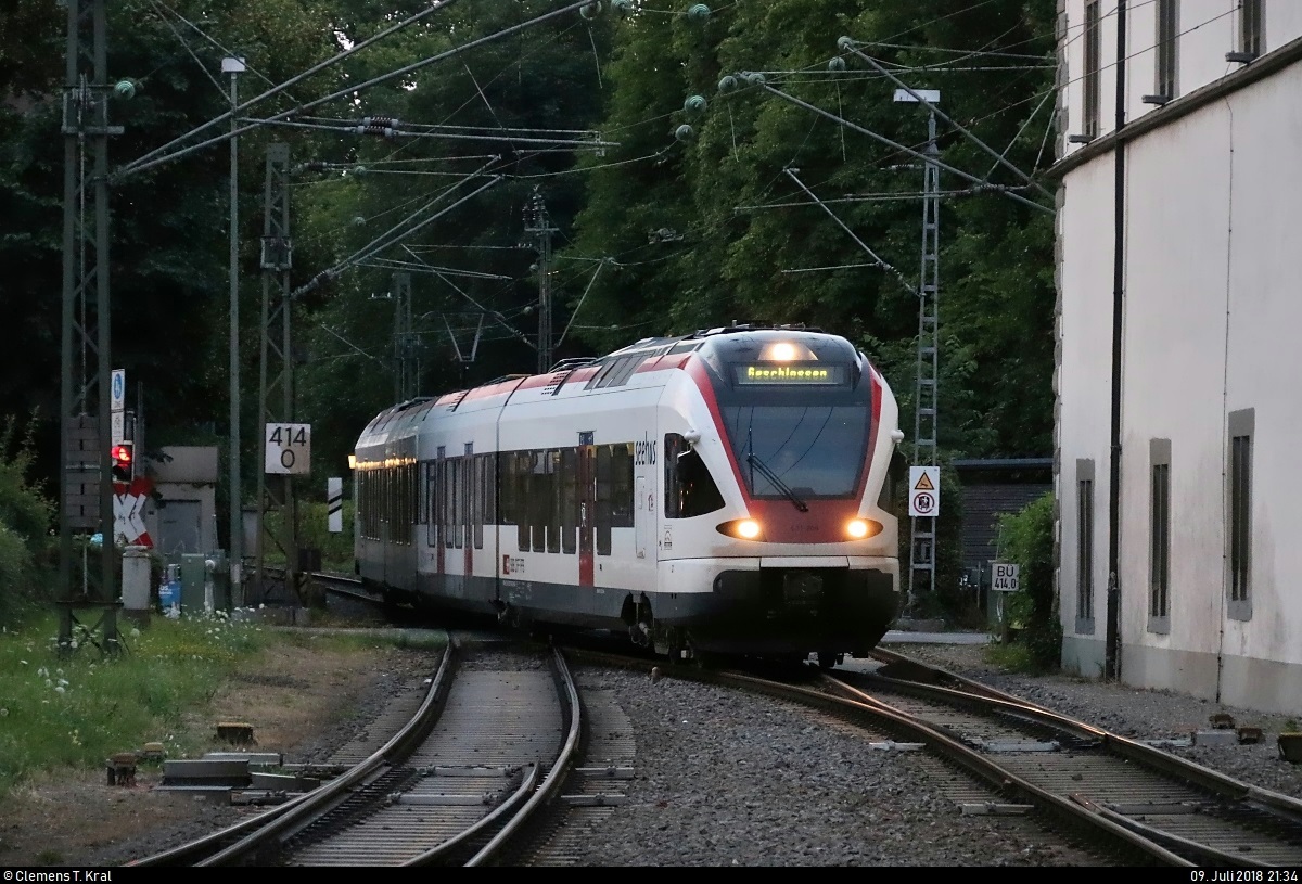 RABe 521 206 (Stadler FLIRT) der SBB GmbH (SBB) als SBB87713  Seehas  von Engen erreicht seinen Endbahnhof Konstanz auf Gleis 3a am Konzil in der Abenddämmerung.
[9.7.2018 | 21:34 Uhr]