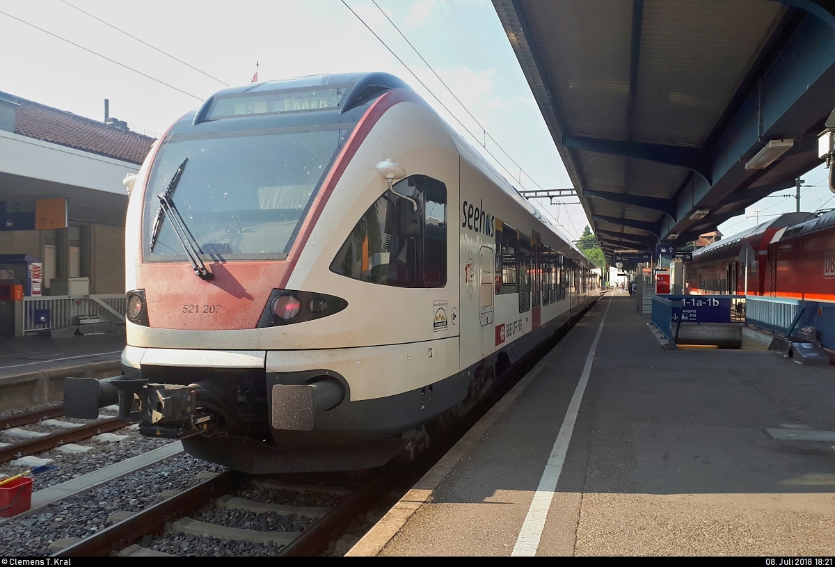 RABe 521 207 (Stadler FLIRT) der SBB GmbH (SBB) als SBB87706  Seehas  nach Engen steht in seinem Startbahnhof Konstanz auf Gleis 2a.
[8.7.2018 | 18:21 Uhr]