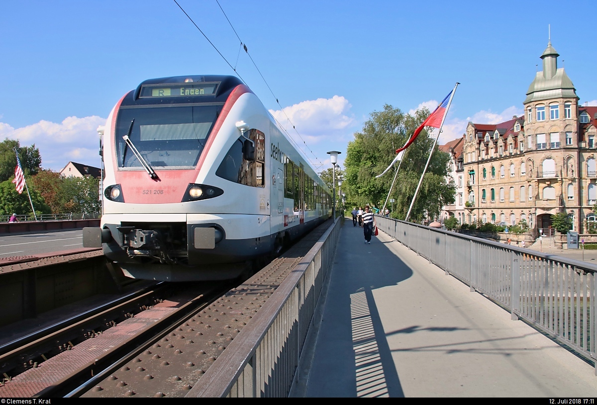 RABe 521 208 (Stadler FLIRT) der SBB GmbH (SBB) als SBB87695  Seehas  von Engen nach Konstanz befährt die Alte Rheinbrücke in Konstanz auf der Bahnstrecke Basel Bad Bf–Konstanz (Hochrheinbahn | KBS 720).
[12.7.2018 | 17:11 Uhr]