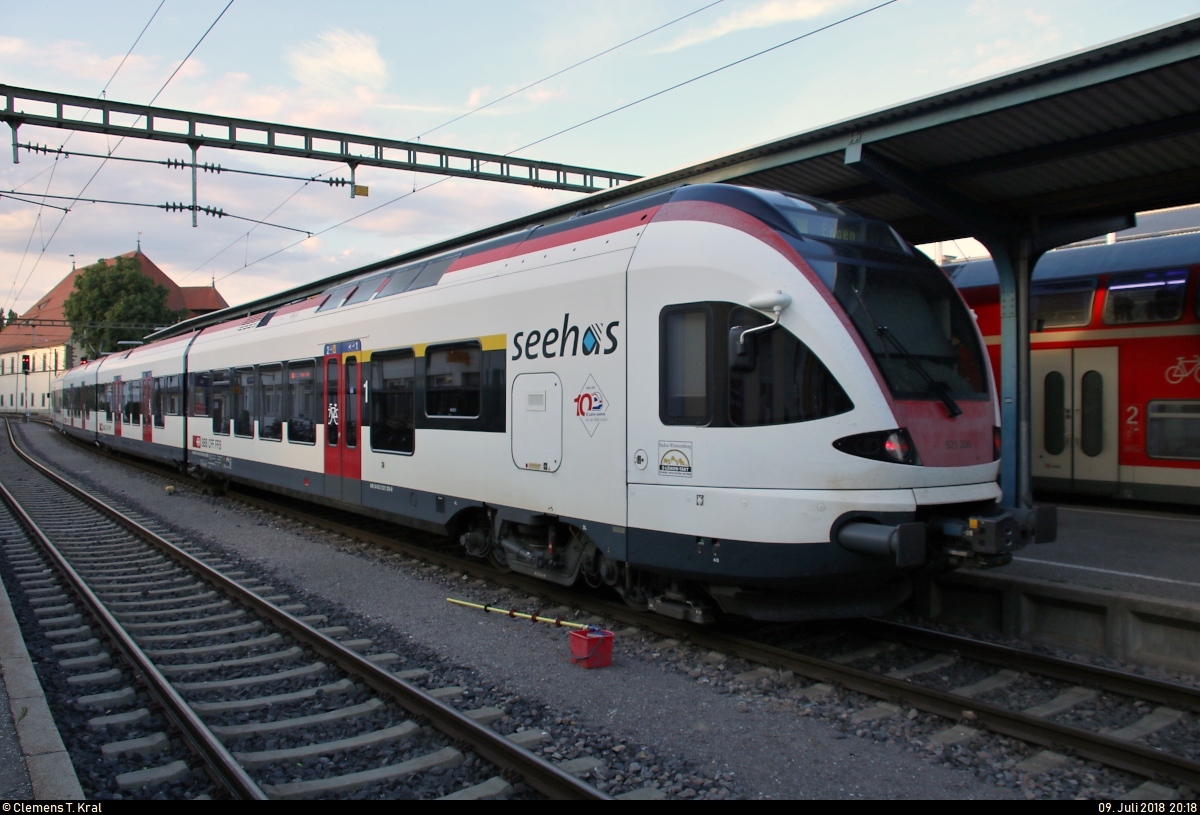 RABe 521 209 (Stadler FLIRT) der SBB GmbH (SBB) als SBB87714  Seehas  nach Engen steht in seinem Startbahnhof Konstanz auf Gleis 2a.
[9.7.2018 | 20:18 Uhr]