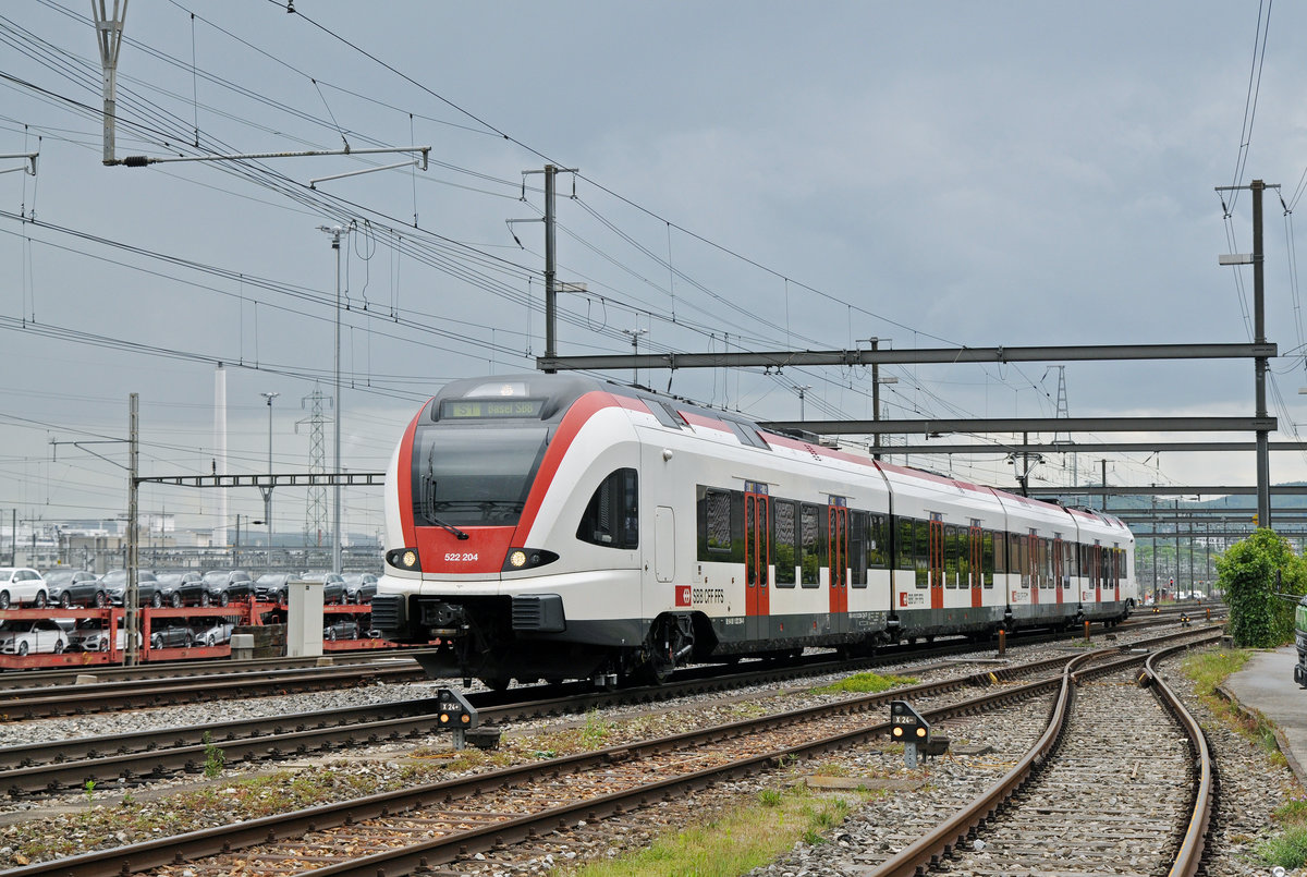 RABe 522 204, auf der S1, fährt beim Bahnhof Muttenz ein. Die Aufnahme stammt vom 12.05.2017.