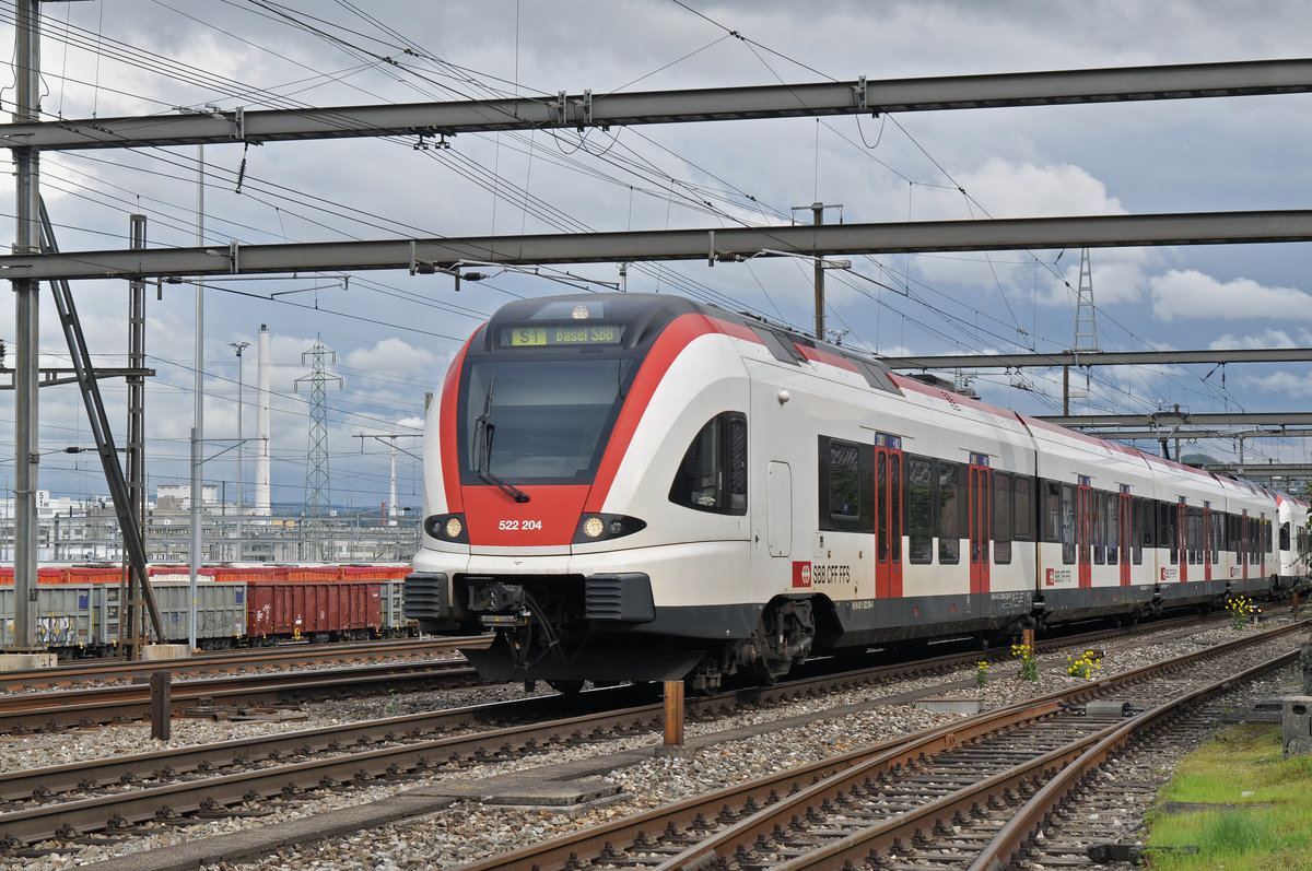RABe 522 204, auf der S1, fährt zum Bahnhof Muttenz. Die Aufnahme stammt vom 17.04.2016.