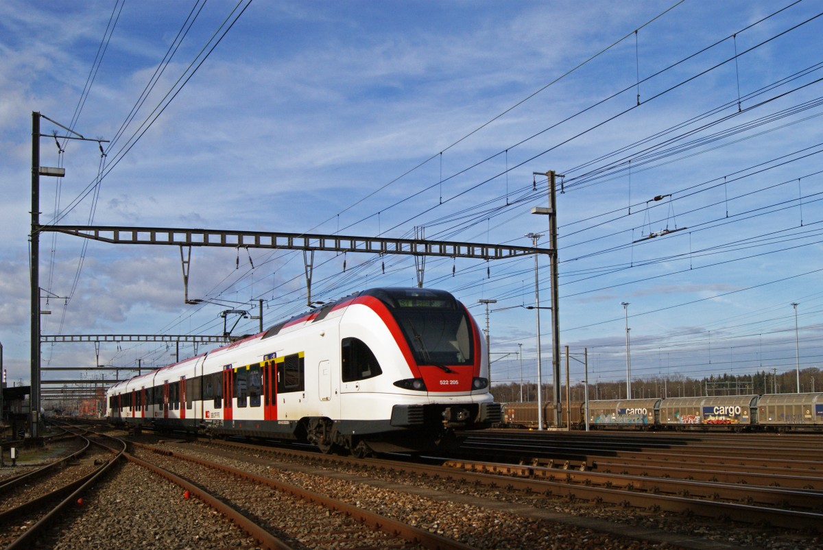 RABe 522 205 auf der S1 fährt in den Bahnhof Muttenz ein. Die Aufnahme stamm vom 08.01.2014.