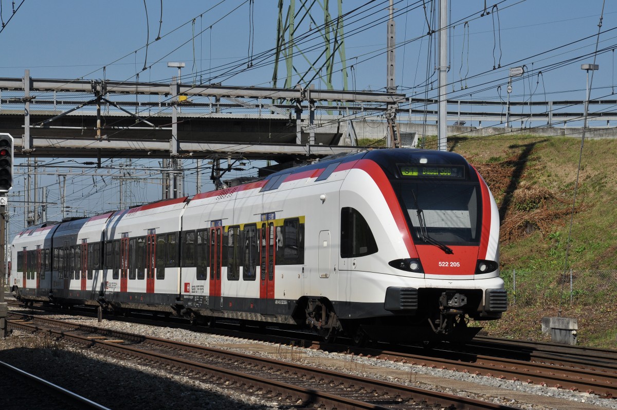 RABe 522 205 auf der S1 fährt beim Bahnhof Muttenz ein. Die Aufnahme stammt vom 27.09.2014.