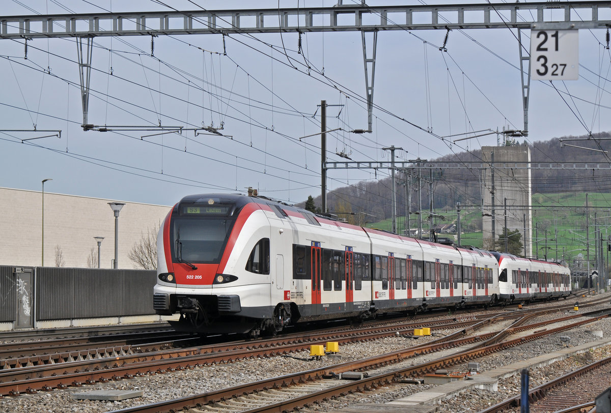 RABe 522 205, auf der S3, fährt beim Bahnhof Sissach ein. Die Aufnahme stammt vom 31.03.2017.