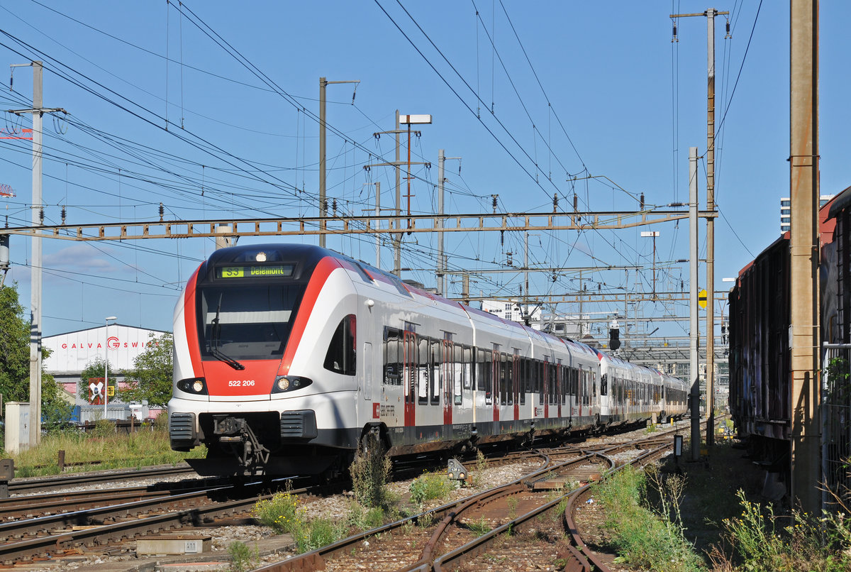 RABe 522 206, auf der S3, verlässt den Bahnhof Pratteln. Das abzweigende Gleis führt auf eine Strasse und in ein Industriegebiet, von wo aus auch diese Aufnahme am 22.08.2016 entstand.