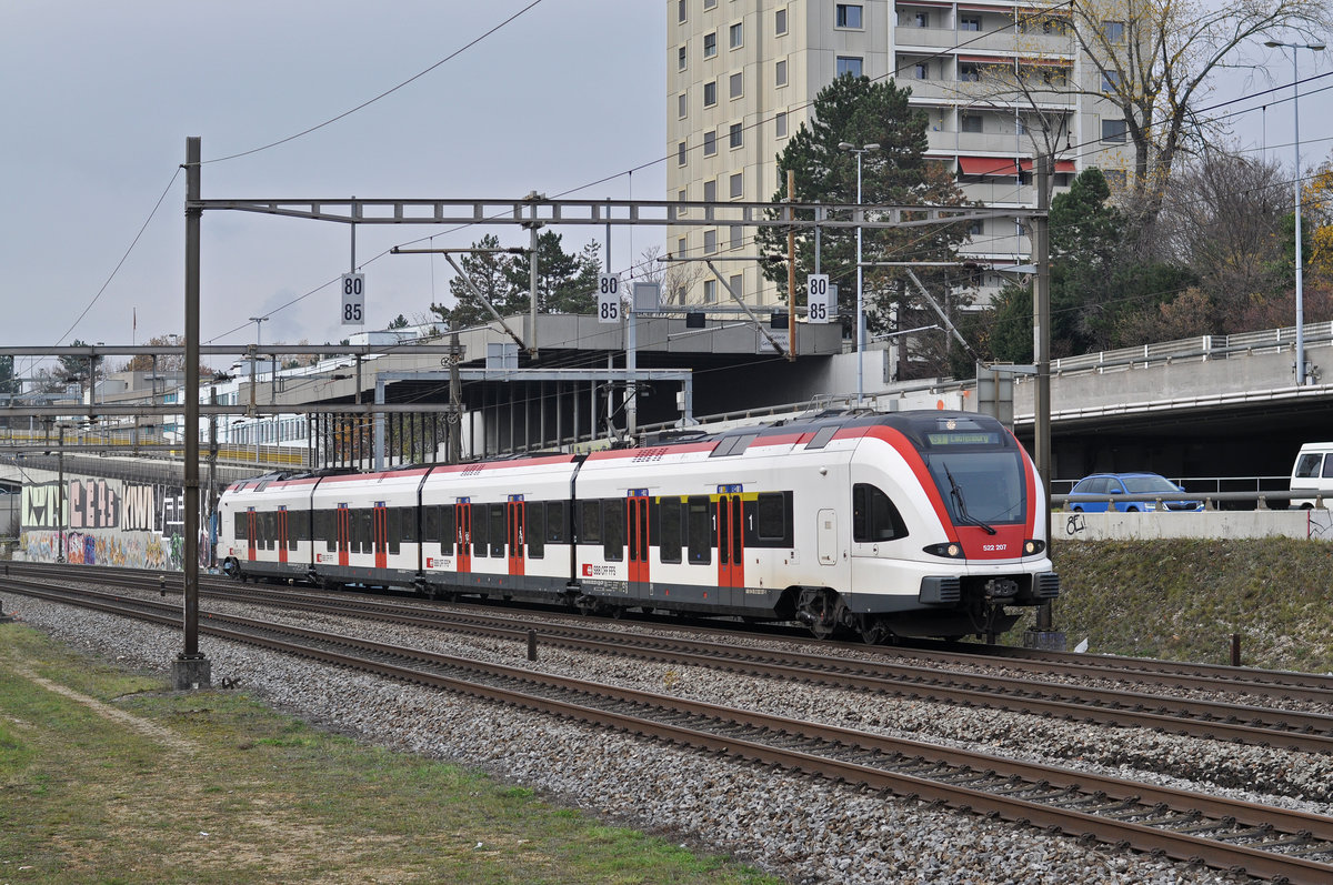 RABe 522 207, auf der S1, fährt Richtung Bahnhof Muttenz. Die Aufnahme stammt vom 16.11.2017.