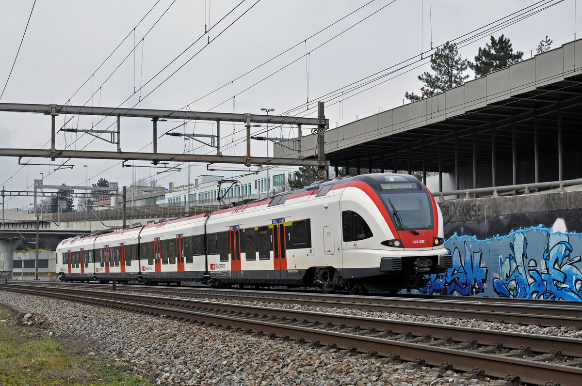 RABe 522 207, auf der S1, fährt Richtung Bahnhof Muttenz. Die Aufnahme stammt vom 05.02.2018.