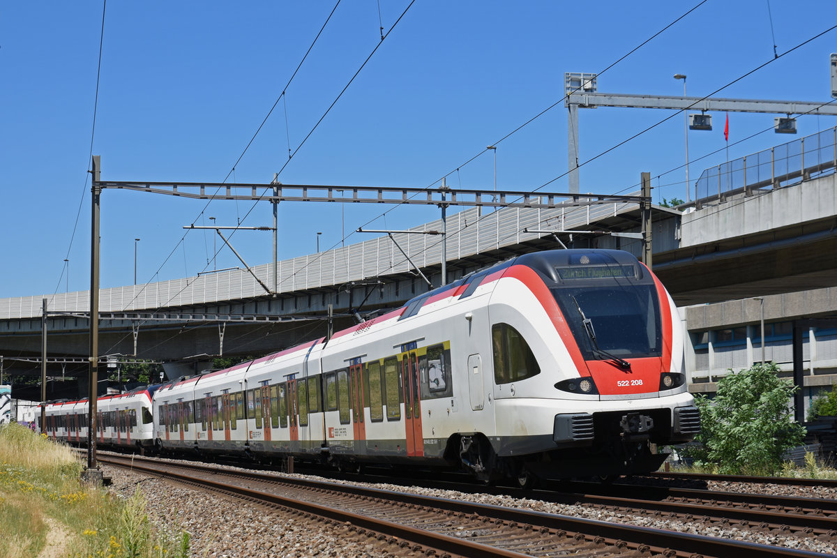 RABe 522 208, auf dem IR zum Flughafen Zürich, fährt Richtung Bahnhof Muttenz. Die Aufnahme stammt vom 29.06.2019.