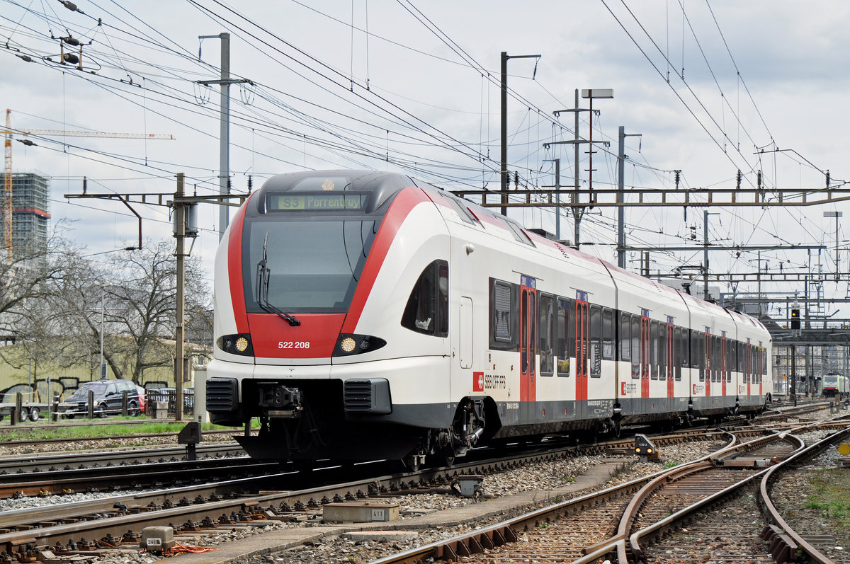 RABe 522 208, auf der S3, verlässt den Bahnhof Pratteln. Das abzweigende Gleis führt auf eine Strasse und in ein Industriegebiet, von wo aus auch diese Aufnahme am 21.03.2017 entstand.